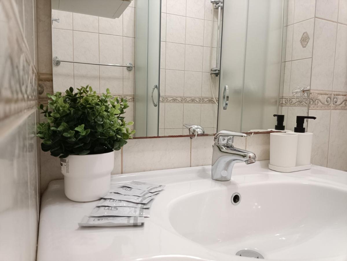 Old Town Retreat With Stunning Views 2 Bedroom Apartment Nearby The Church Of Saint Peter Riga Exterior foto